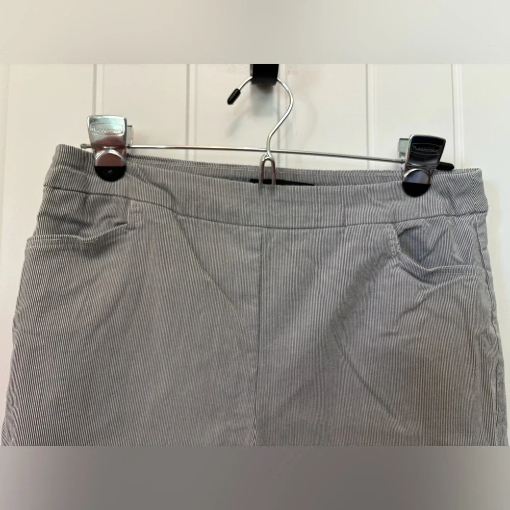 Bella Rose grey/white pinstripe Capri with 3 button detail. Size Large.
